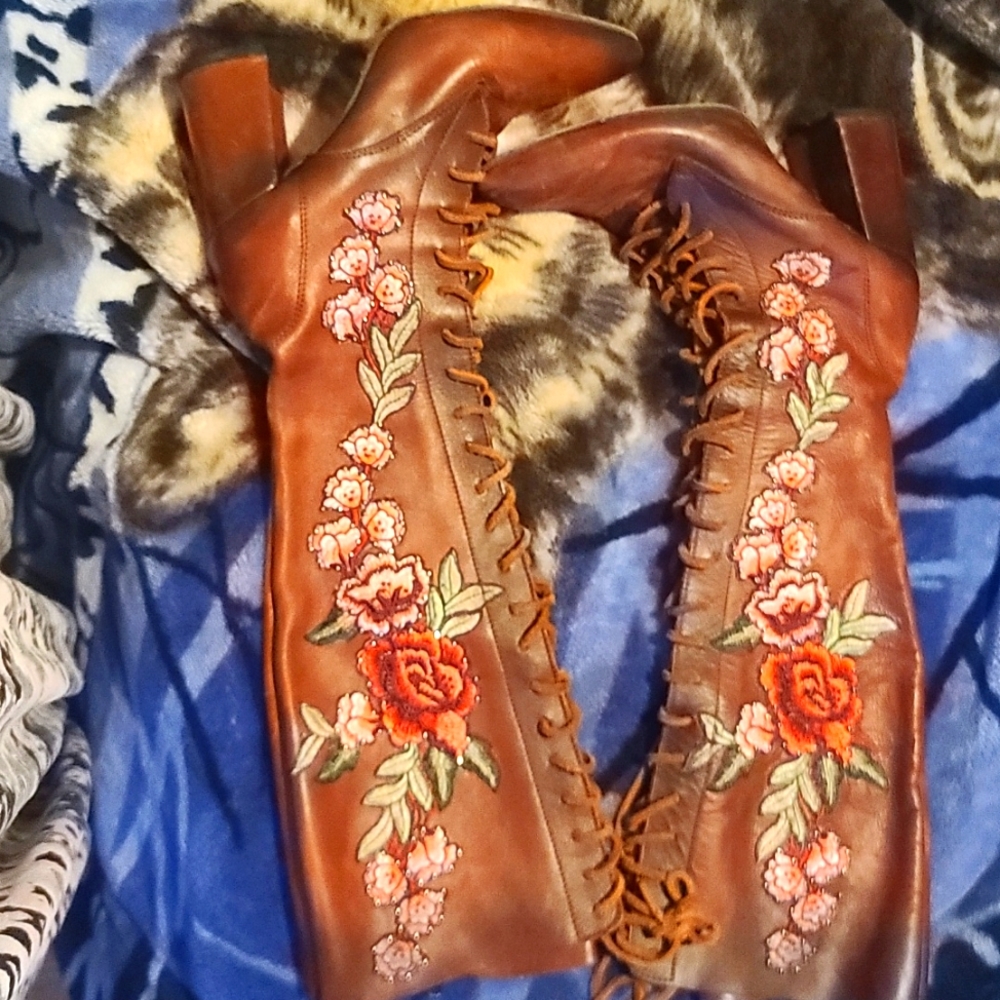 Full leather boots from buckles.